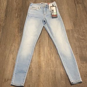 light washed skinny jeans